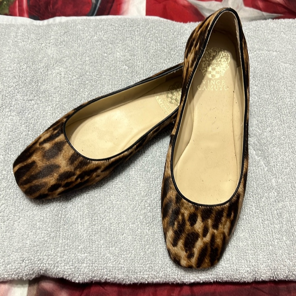 Vince Camuto animal print flats size 8M
